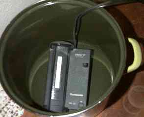 DECT Telefon strahlt auch durch Stahltopf