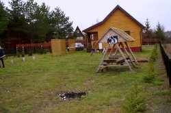 Spielfeld und Grillplatz